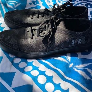 Boys 5.5 brand new under armour